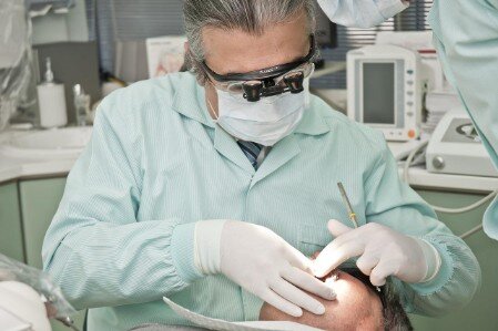 Zahnarzt bei Behandlung Behandlung der Zähne